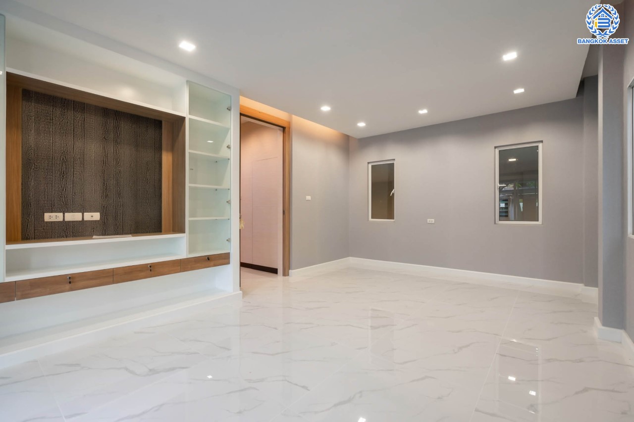 บ้านมือสองตกแต่งใหม่ คฤหาสน์หลังใหญ่พิเศษ!! เนื้อที่ 113 ตร.ว. #แปลงมุม ม.ปริญญดา ติดพุทธมณฑลสาย2  พื้นที่ใช้สอยมากกว่า 500 ตร.ม. ฟังก์ชันจัดเต็ม 4 ห้องนอน 7 ห้องน้ำ 1 Living Room 1 ห้องอเนกประสงค์ และ 1 ห้องแม่บ้าน จอดรถได้ 4 คัน บนทำเลเดินทางสะดวก ใกล้ทางคู่ขนานลอยฟ้าบรมราชชนนี, เซ็นทรัลปิ่นเกล้า และม.มหิดล